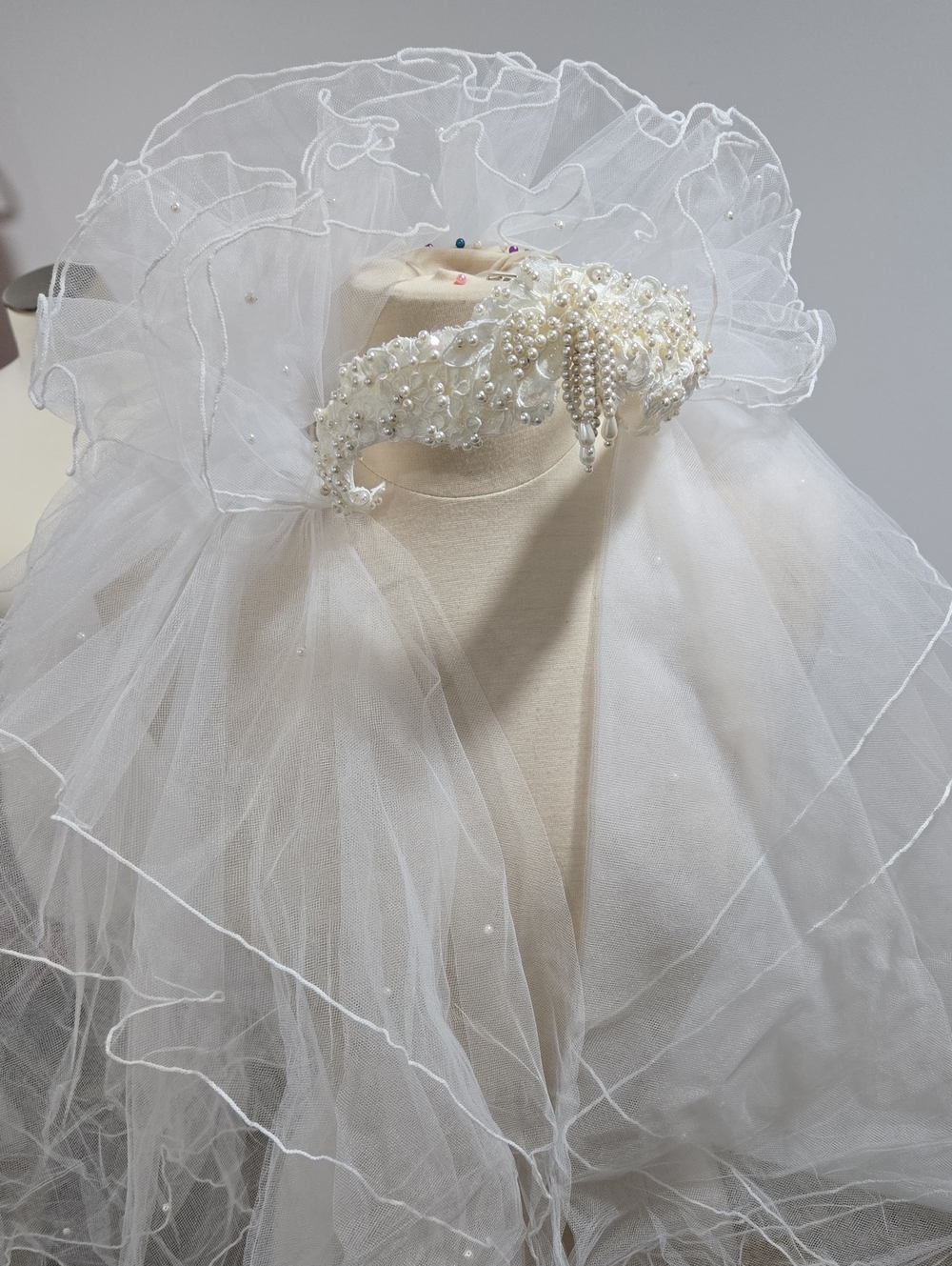 Bridal Pearl & Lace 90s Wedding Veil in White And Ivory